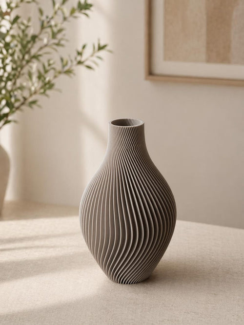3D-gedruckte Vase mit strukturierter, minimalistischer Oberfläche, ideal für die Wohnzimmerdekoration. Erhältlich in den Größen S/M/L – geeignet für Trockenblumen und Dekozweige